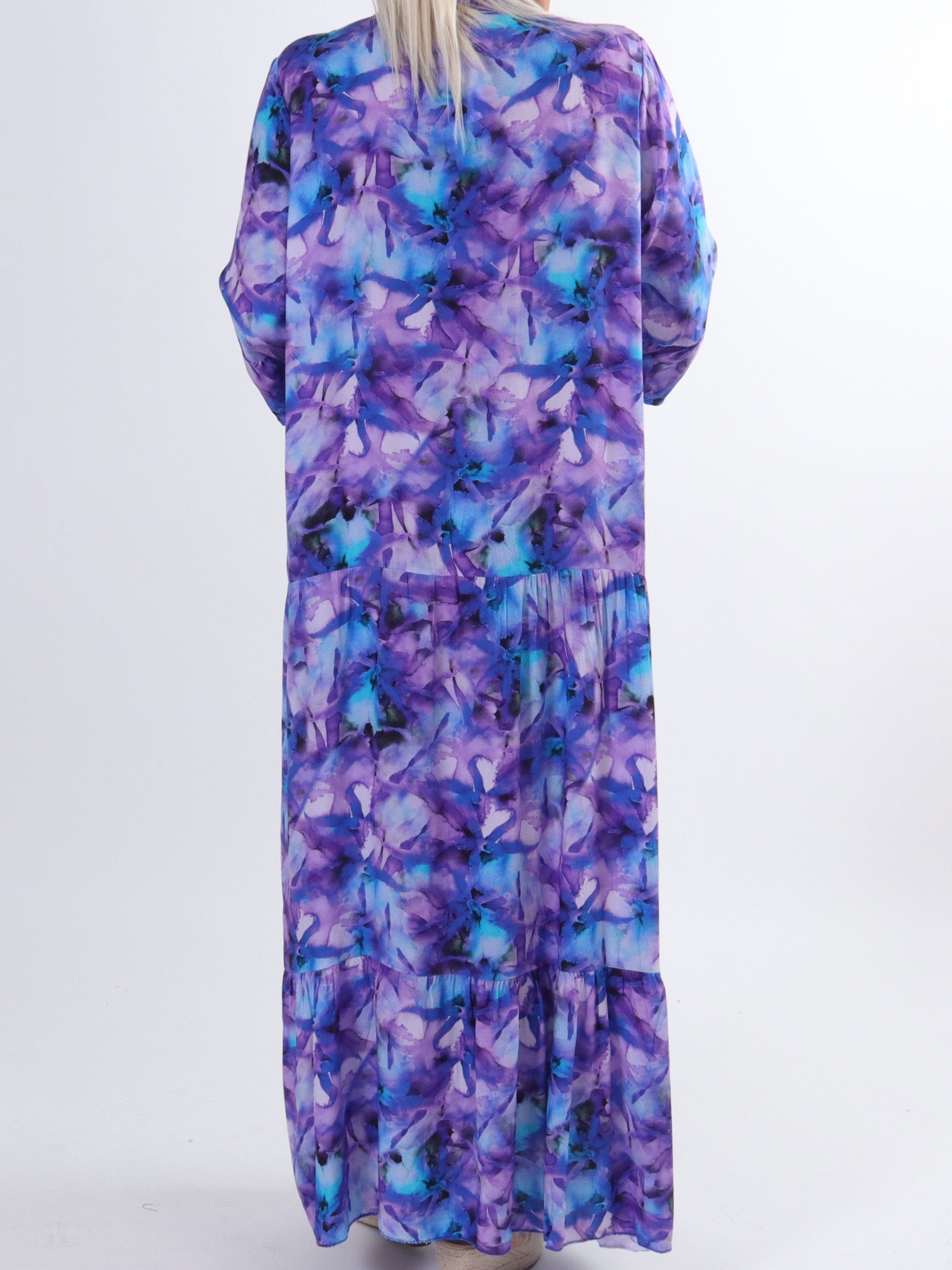 Timian - Lång mönstrad klänning i stora storlekar med lager-på-lager-look